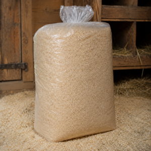 Grosser Sack mit hochwertigen Hobelspänen als natürliche Einstreu für den Hühnerstall. Symbolbild für saubere, trockene und artgerechte Haltung von Schweizerhühnern.